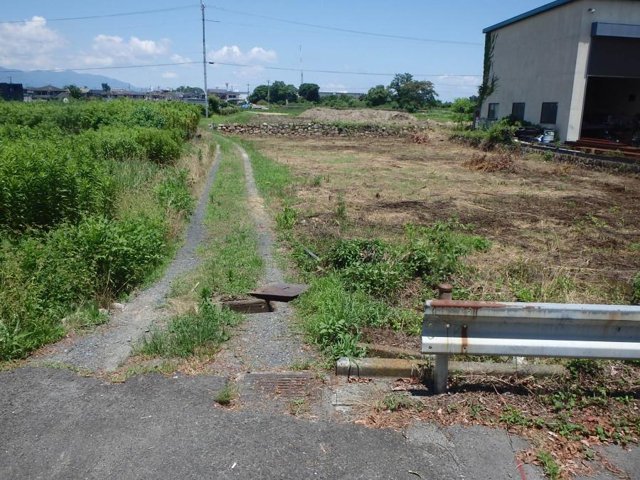 隣接地との境界立会が折り合わないため、筆界特定を行いました。-